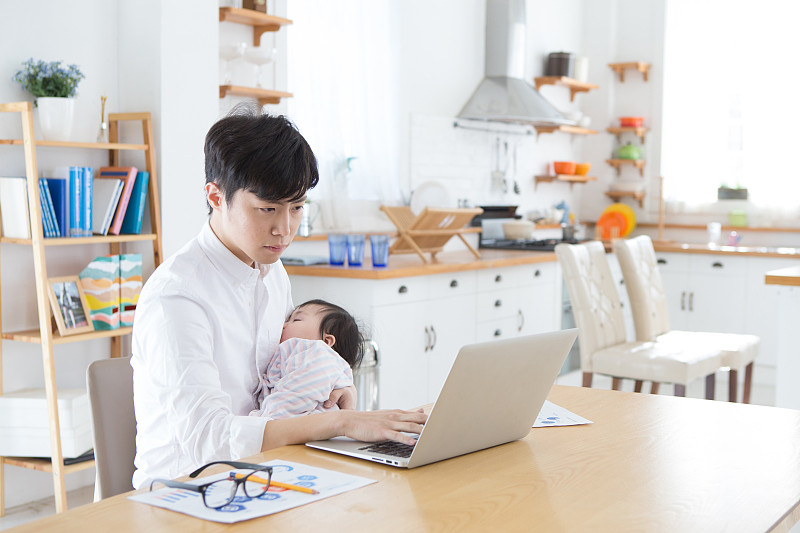 韩国人，父亲，女儿，孩子照顾，孩子照顾(父亲)，家庭工作(商业)，婴儿(人类年龄)，拥抱(抱)图片下载