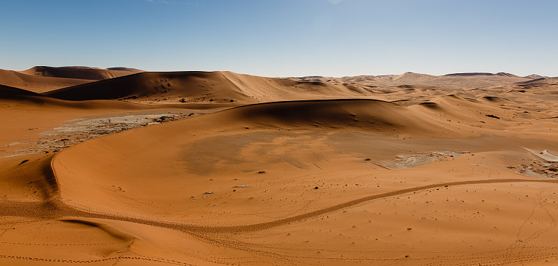 晴空下的沙漠风景图片下载