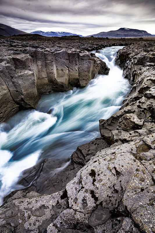 冰岛高地冰川融水流经安山岩熔岩河道的景观图片下载