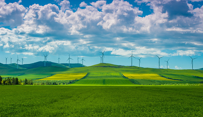 内蒙古呼伦贝尔大草原上的风力发电现场图片下载
