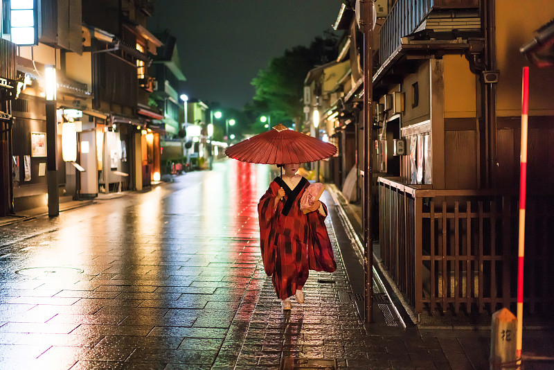 夜晚，一名穿着和服的日本艺伎走在京都的花见小路上图片下载