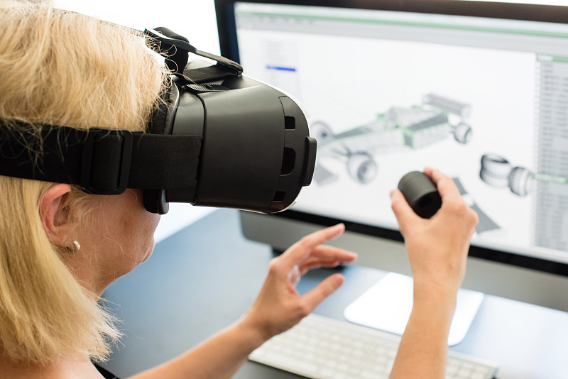 戴着VR眼镜的女工程师图片素材