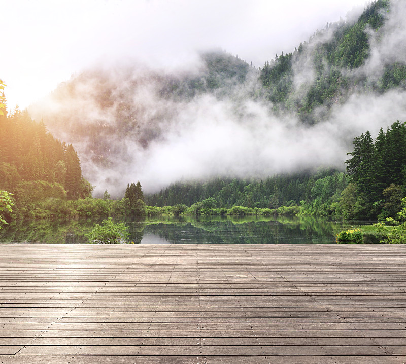 青山绿水自然风光背景中的木质空旷平台图片素材
