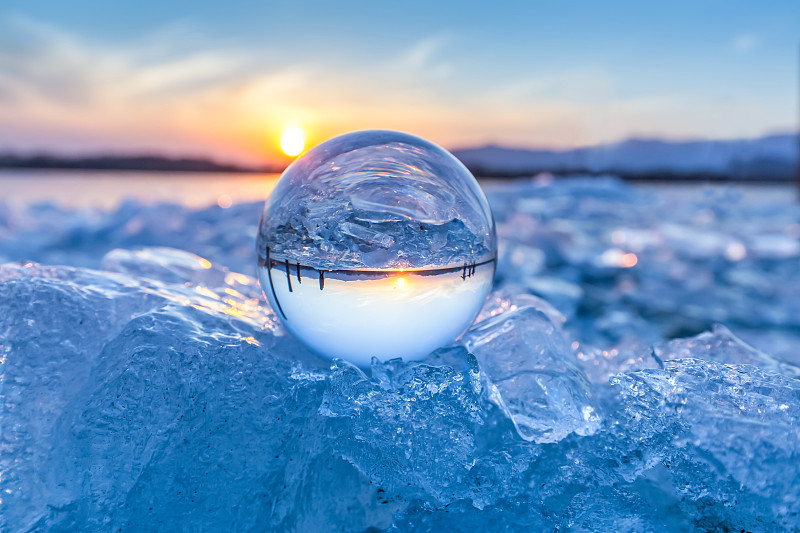 冬日冰上的水晶球图片下载
