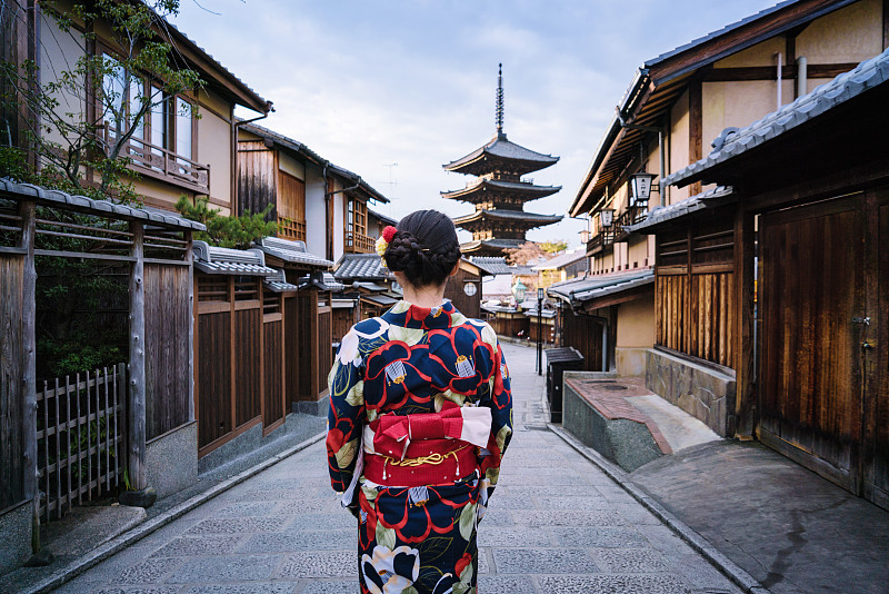 一名年轻的亚洲女性走在京都古城图片下载