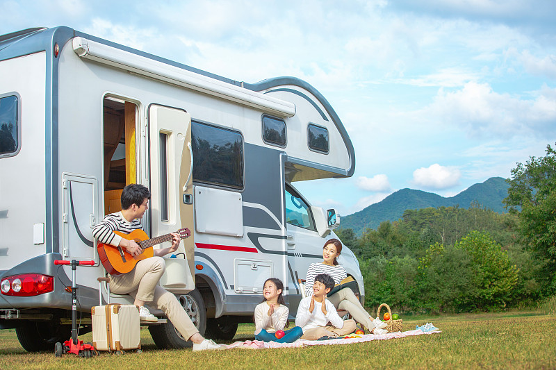 家庭，两个孩子和一个家庭，露营，微笑，乐趣，吉他，弦乐图片下载