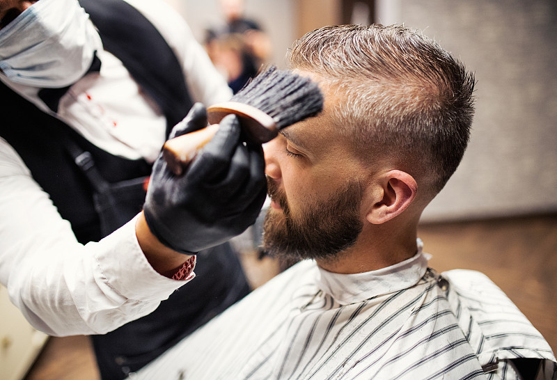 潮人客户拜访理发师和发型师在理发店图片下载