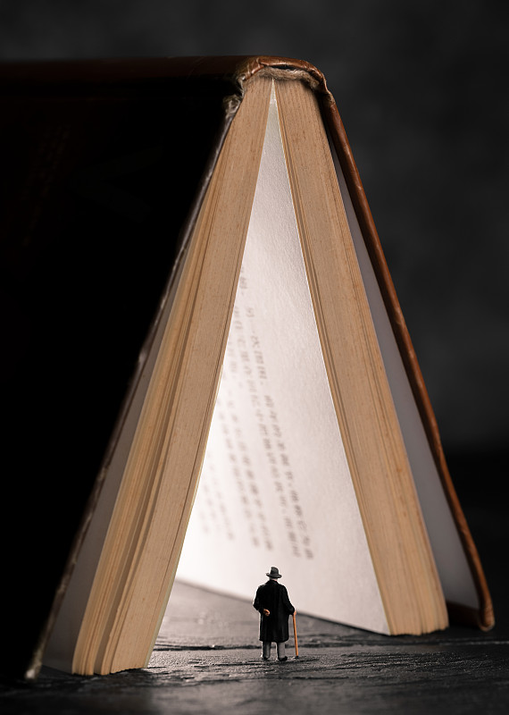 一个成功人士站在发光的书前面知识的殿堂图片素材