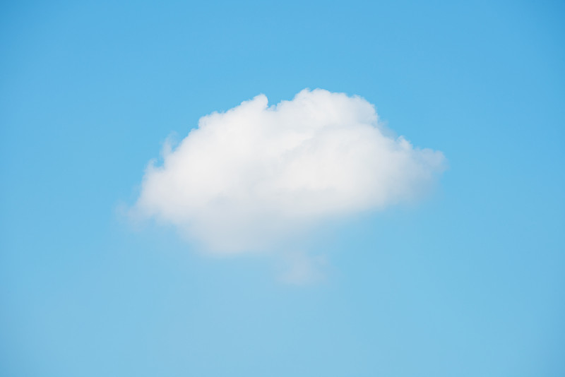 晴朗天气时分的蓝天与一朵白云图片素材