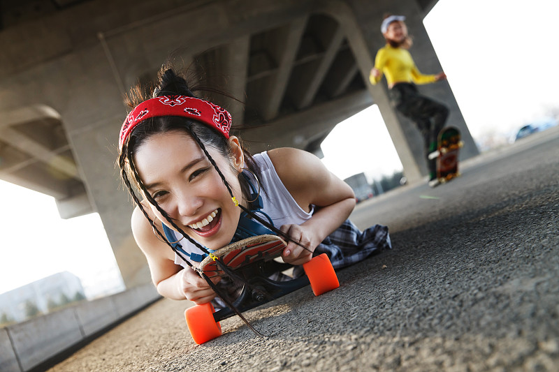 玩滑板的青年女人图片下载