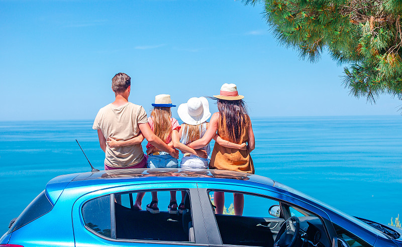夏天的汽车旅行和年轻的家庭度假图片素材