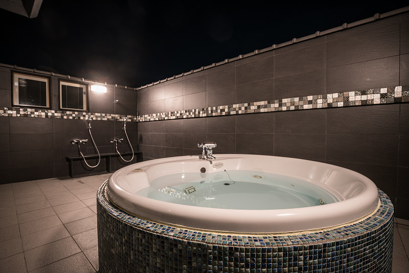 日式酒店露天浴缸，日式家庭泡澡温泉池图片素材