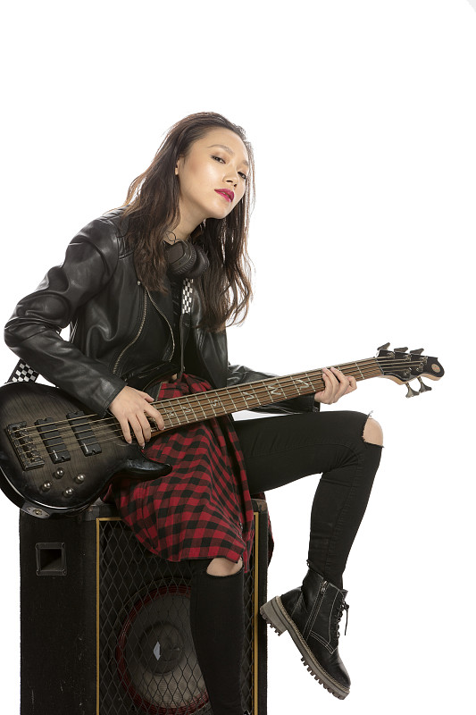 演奏吉他的摇滚女歌手图片下载