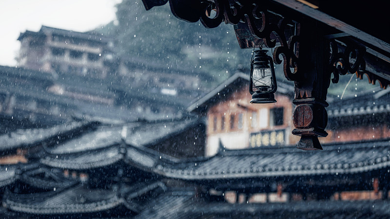 雨落屋檐——雨中的西江千户苗寨图片下载