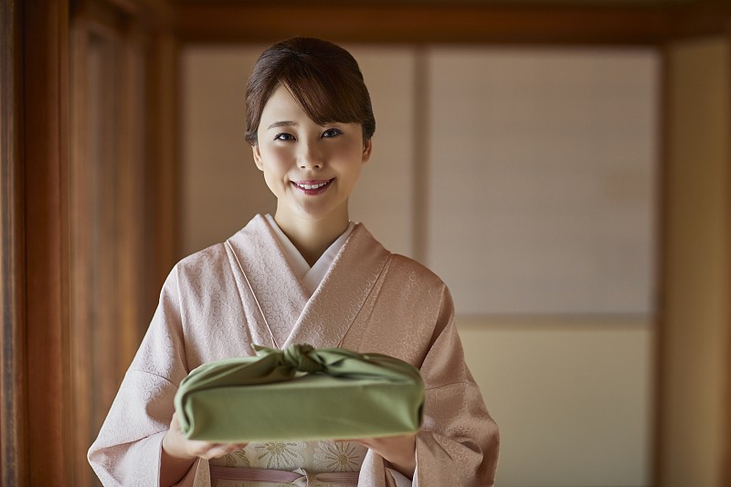 穿着传统和服的年轻日本妇女图片下载