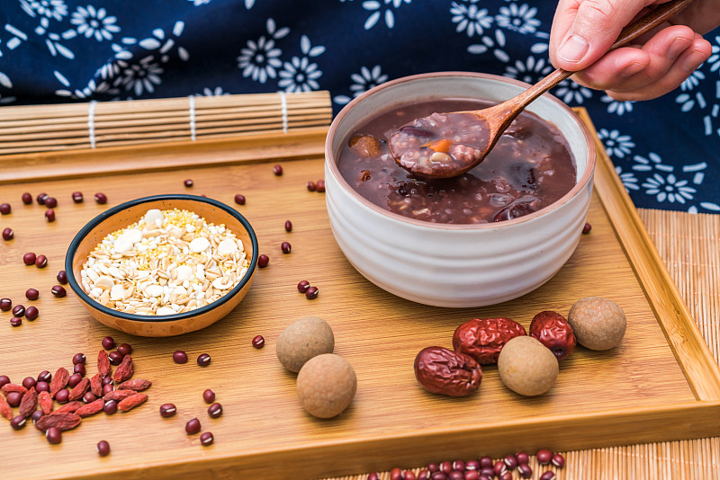 中国传统美食腊八粥和各类健康谷物图片下载