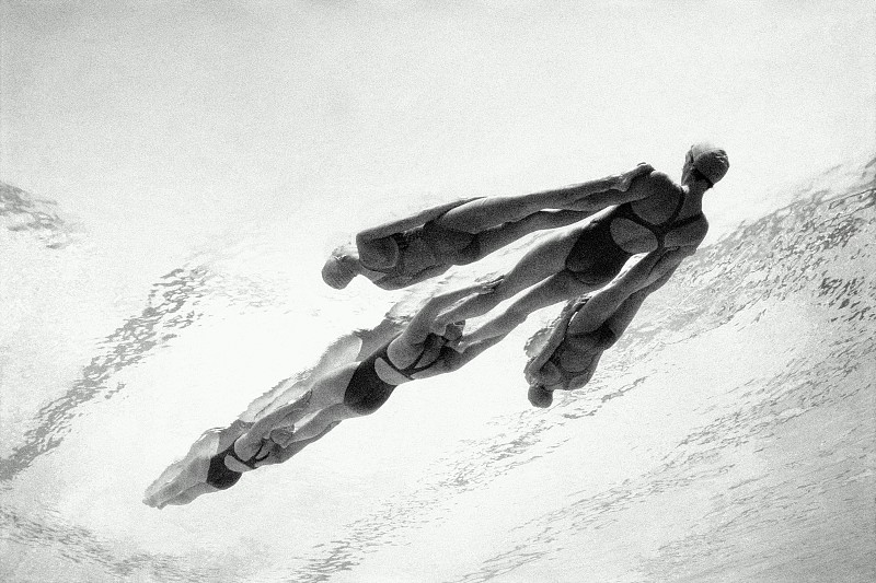 花样游泳队形成箭头，水下景观(B&W)图片下载
