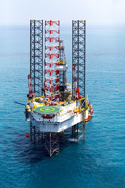 海上的石油钻塔图片下载