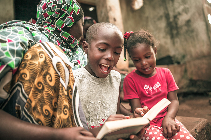 一个非洲小孩和她妈妈一起做家庭作业图片下载