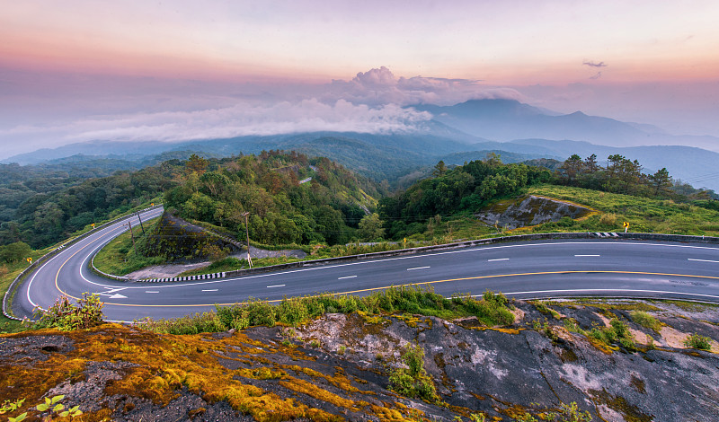 美丽的超级弯道山顶与雾背景在日落时间在doi inthanon泰国清迈图片下载
