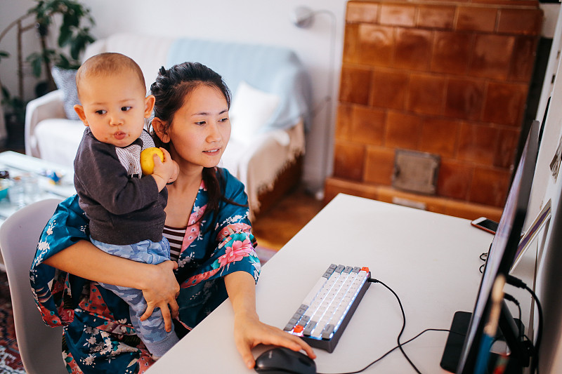 年轻的亚洲女人和她的儿子在家里图片素材