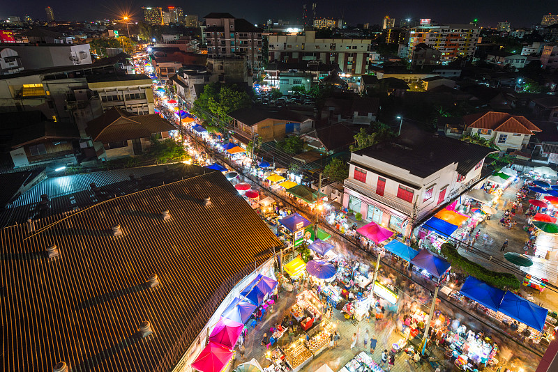 泰国清迈，每周六晚上在乌阿莱路的夜市。图片素材