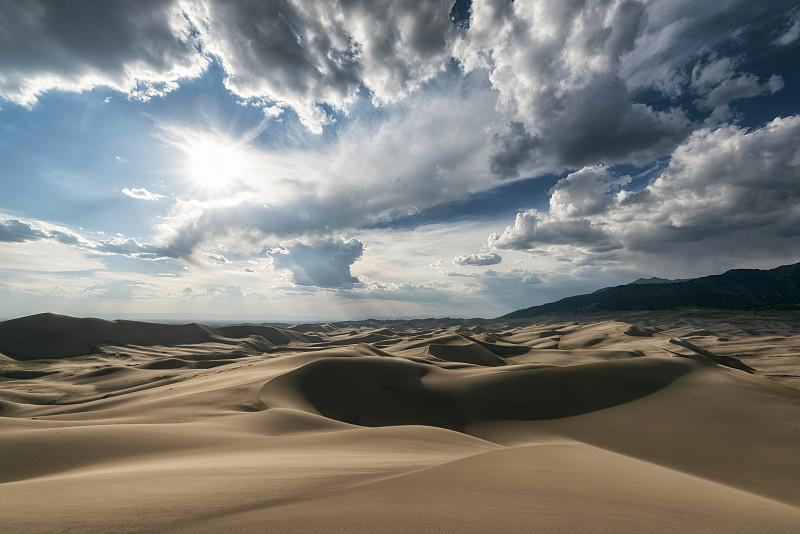 国家公园多云的天空下沙漠沙丘的风景图片下载