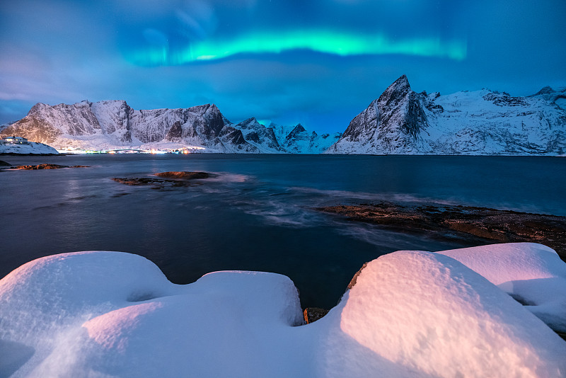 挪威罗浮敦群岛哈姆努瓦雪山上的北极光图片素材
