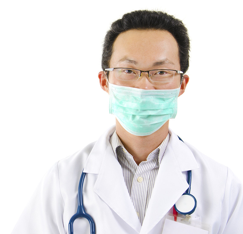 在白色背景下戴着外科口罩的医生肖像图片素材