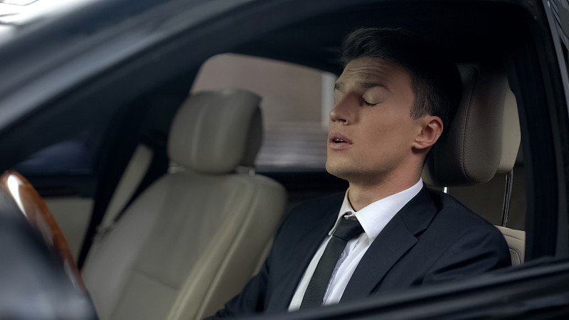 困在车里的商人，睡眠障碍，紧张的生活方式图片下载