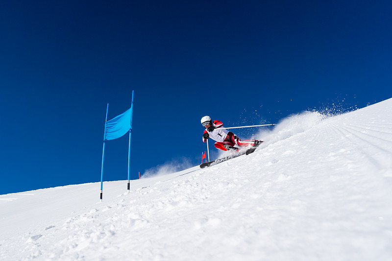 大回转滑雪比赛一名男性滑雪者在蓝门图片下载