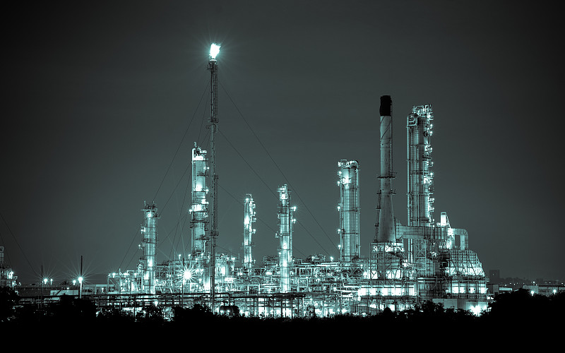 炼油厂、化工和石化工厂在夜间进行提炼图片下载