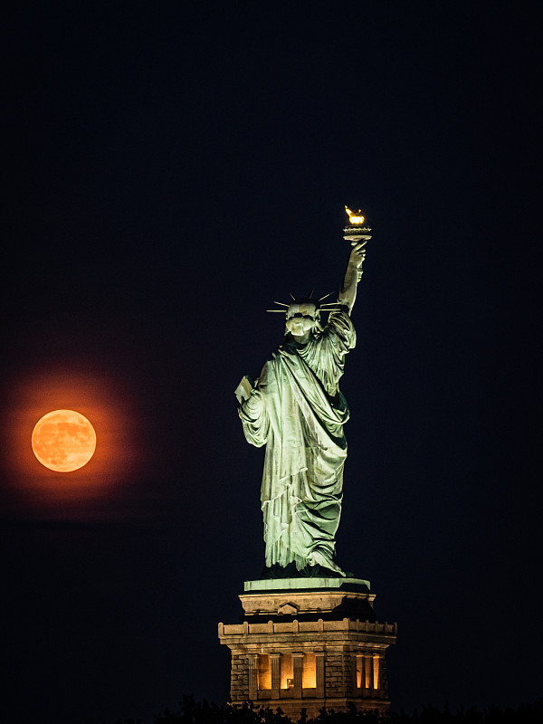 自由女神像 夜晚图片
