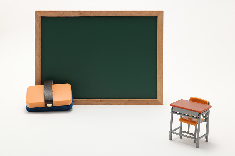 特写的微型教室设备在白色的背景图片素材