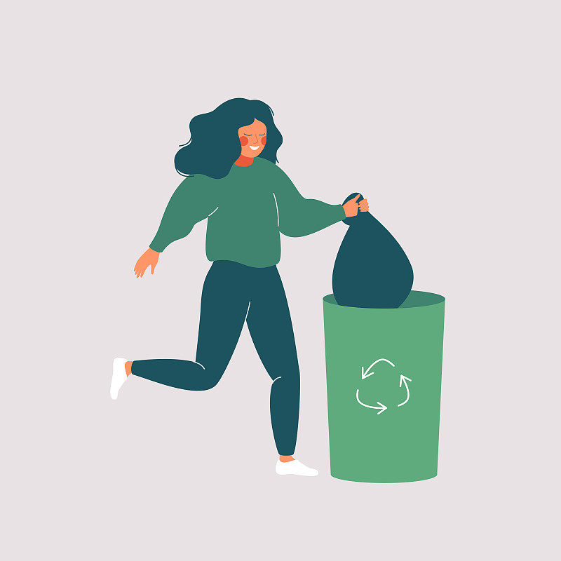快乐的女人把垃圾扔进有可回收标志的绿色垃圾桶图片下载