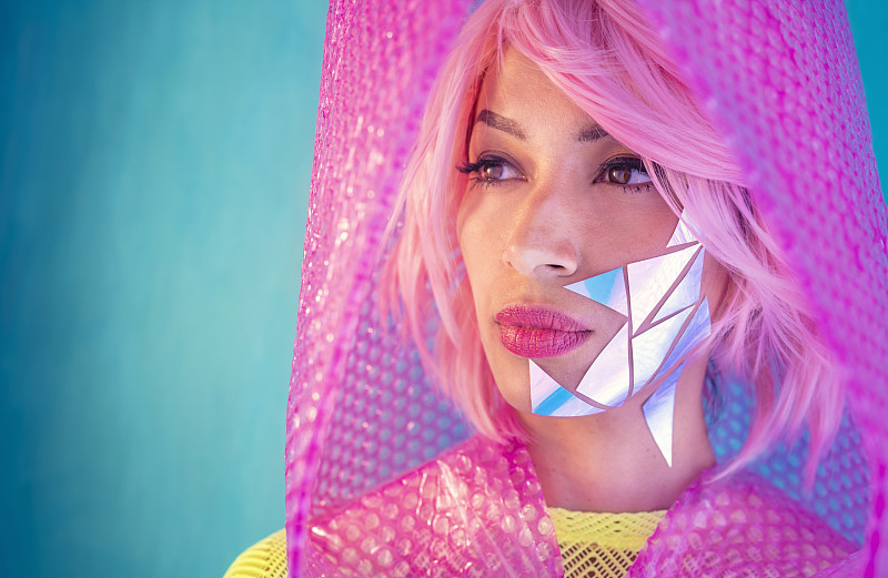 时尚未来主义女性肖像粉色头发和电子金属图片下载