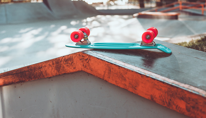 滑板公园里的青少年塑料滑板。夏季青年概念图片素材