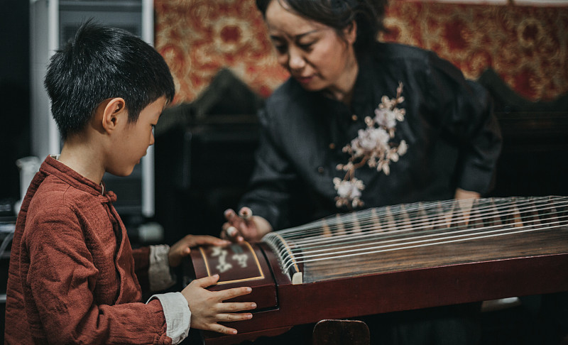 中国祖母和孙子和传统古筝图片下载