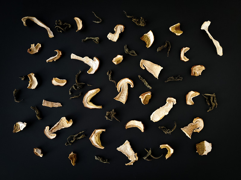 干蘑菇和茶叶平铺背景图片素材