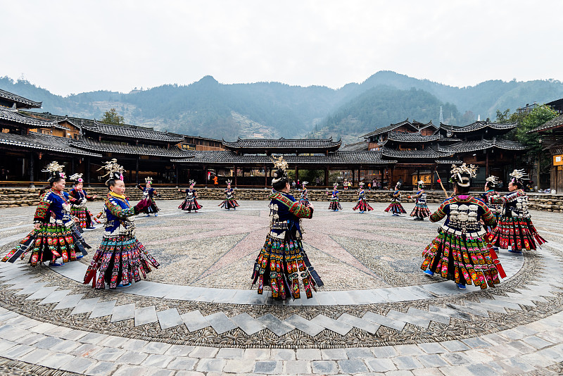 西江千户苗族村(千户苗族村)的中国苗族妇女穿着传统服装，在露天歌剧院里跳舞。图片下载