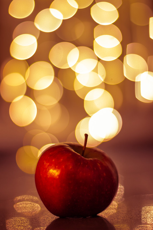 红苹果和圣诞灯饰(散景)图片下载
