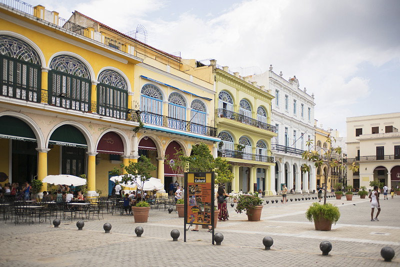 老哈瓦那的Viejo广场的咖啡馆。图片下载