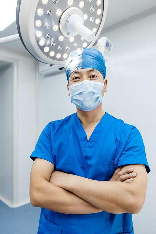 亚洲外科医生戴着口罩在手术室里，上海，中国图片下载