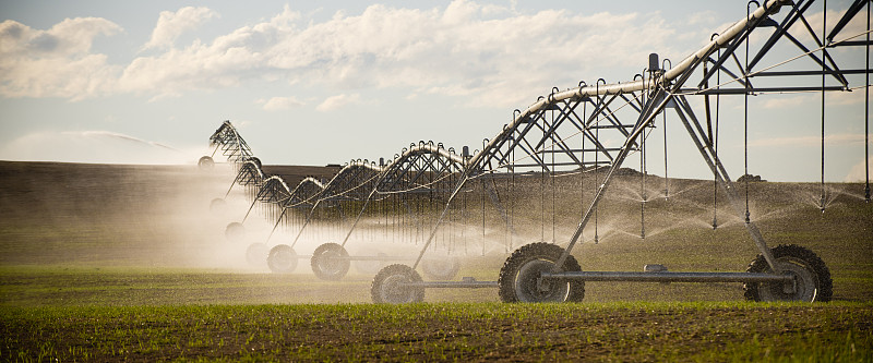 轴向灌溉系统是一种向麦田作物喷洒水的灌溉系统图片素材