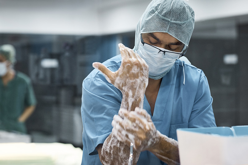 男兽医用肥皂洗手图片素材