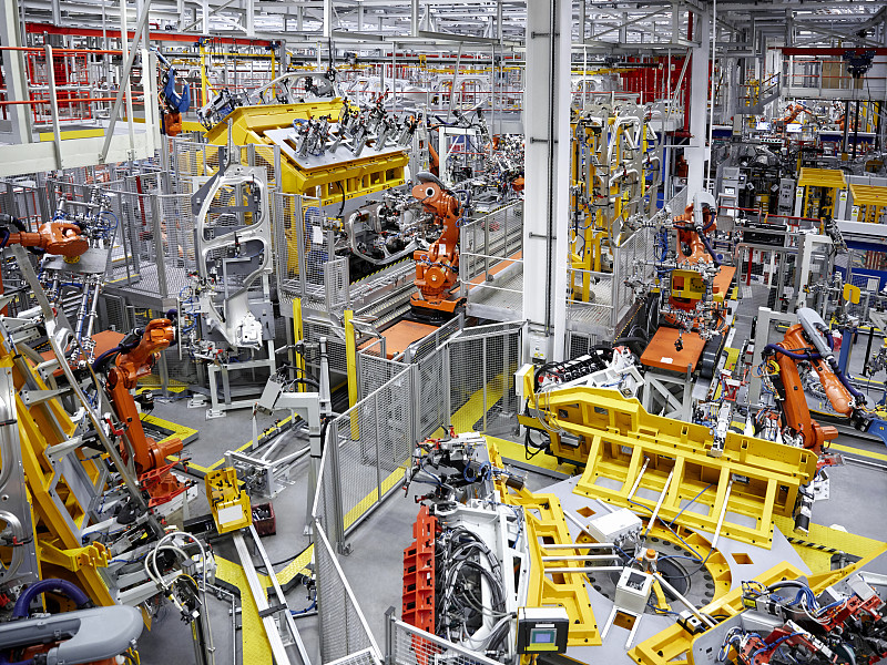 汽车制造厂的机器人手臂图片素材