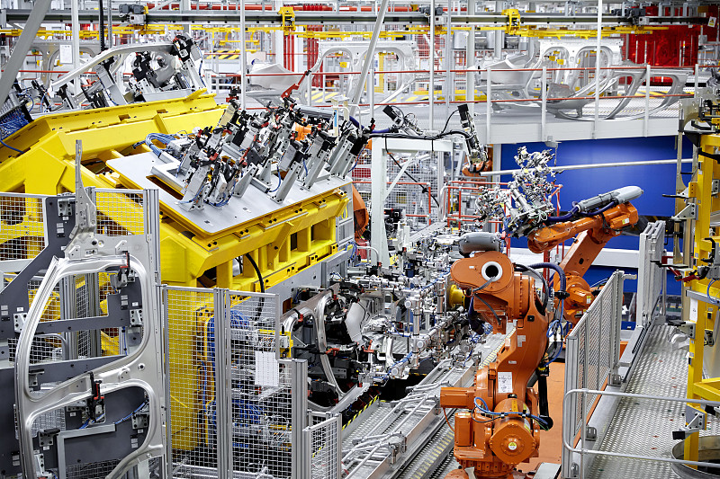 汽车工厂的工业机器人手臂图片下载