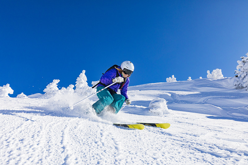 女子滑雪在西班牙比利牛斯山的乡下加泰罗尼亚图片下载