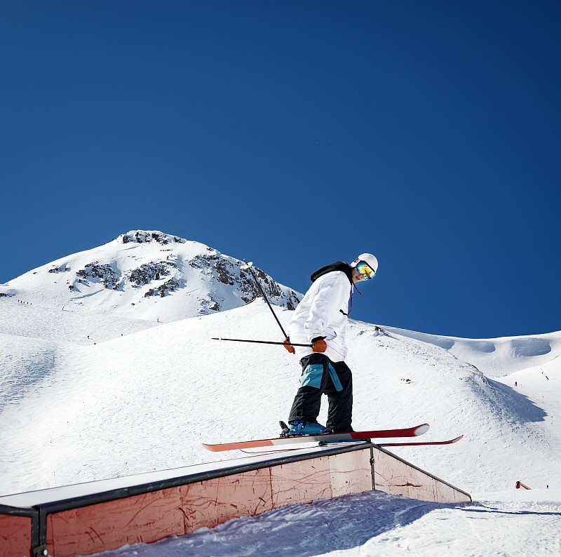 自由式滑雪者在雪场的铁轨上滑行图片下载
