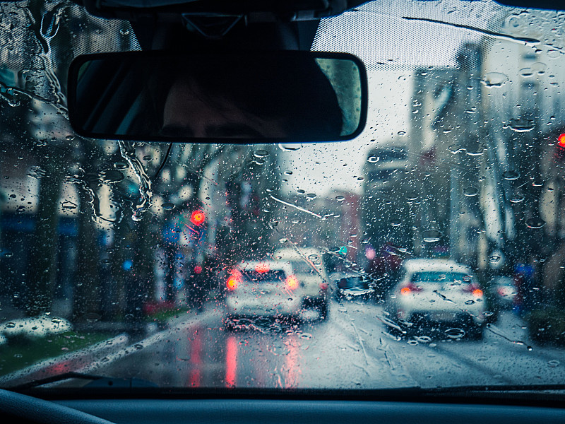 西班牙安达卢西亚，透过雨中的汽车挡风玻璃观看图片下载